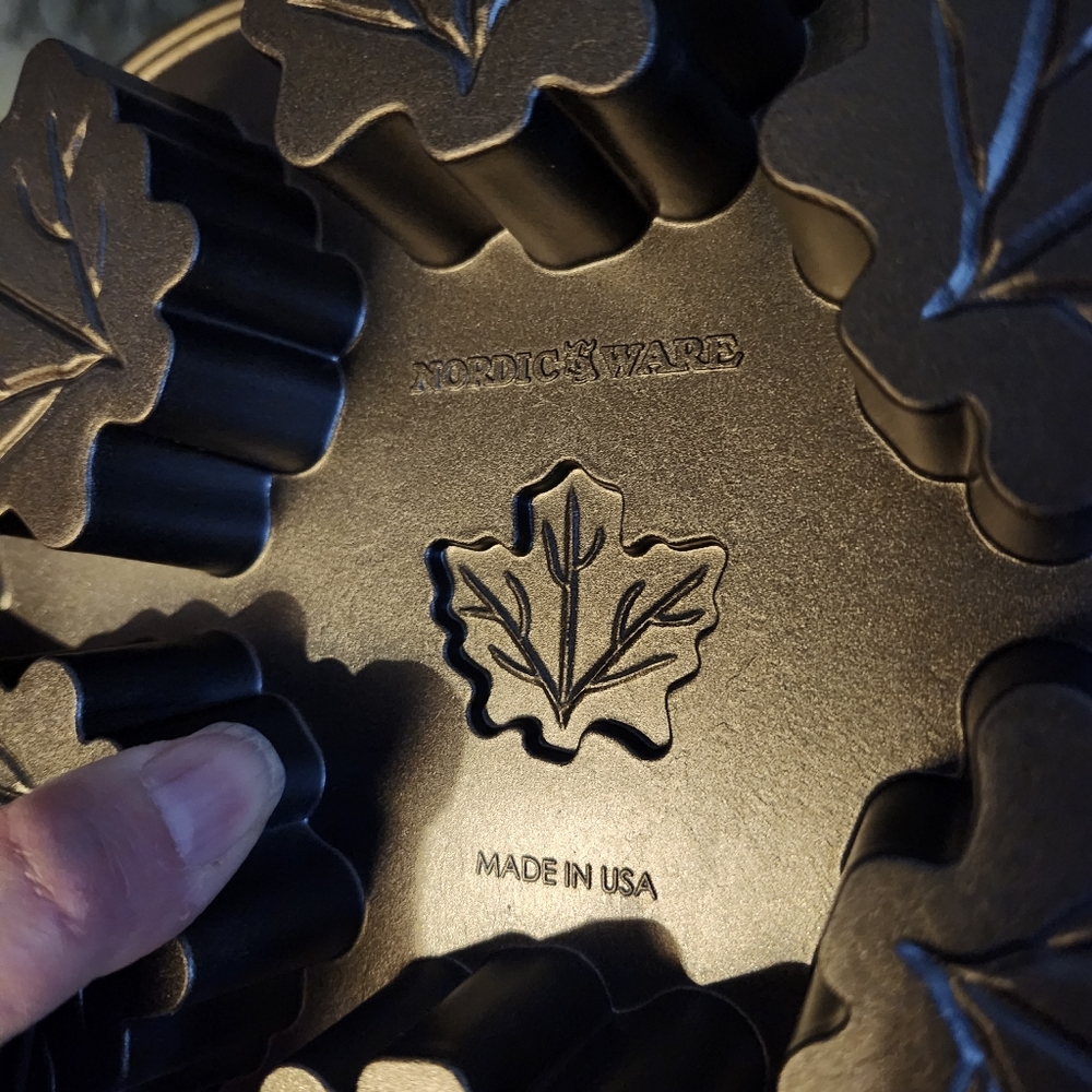 Nordic Ware Black Maple Leaf-Shaped Mini Cupcake Mold - Picture 4 of 5